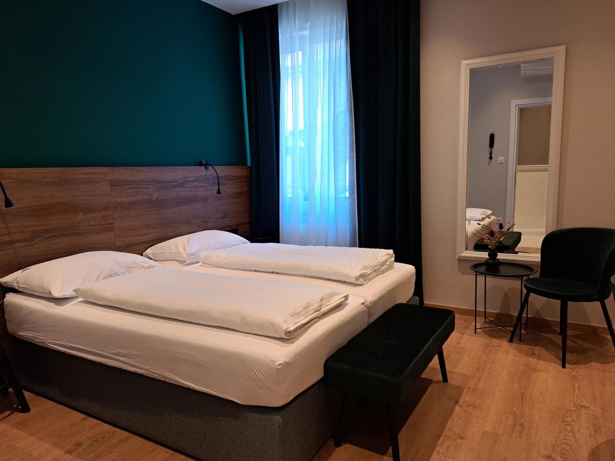 Double or Twin Room,1543174009:JPEG