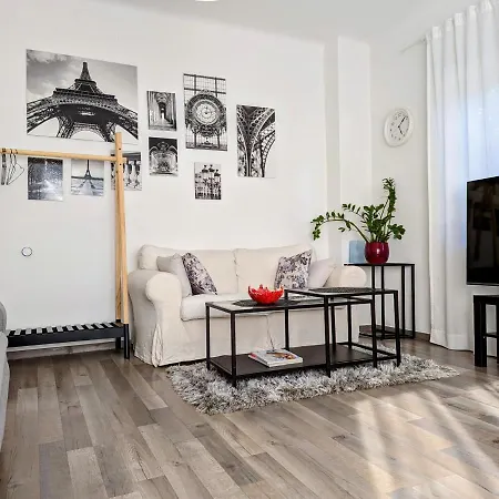 Privatna Soba U Prelijepom Stanu, Host Lives Here-3